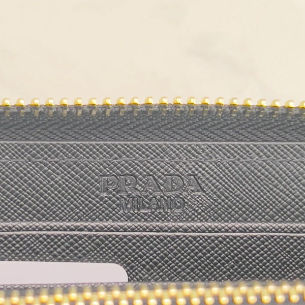 プラダ財布コピー着用イメージ